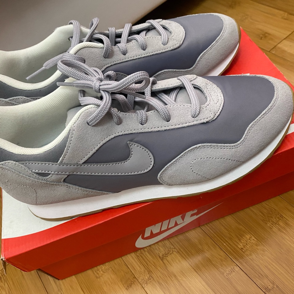 Women’s Nike Outburst 
Gunsmoke / Atmosphere